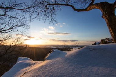 Kar ve buzla kaplı kış manzarası. Kışın sersemletici beyaz dağ ve orman manzarası. Taunus Dağları 'nda gün ışığı, Hesse, Almanya
