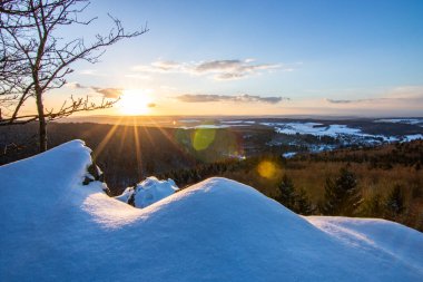 Kar ve buzla kaplı kış manzarası. Kışın sersemletici beyaz dağ ve orman manzarası. Taunus Dağları 'nda gün ışığı, Hesse, Almanya