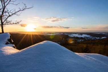 Kar ve buzla kaplı kış manzarası. Kışın sersemletici beyaz dağ ve orman manzarası. Taunus Dağları 'nda gün ışığı, Hesse, Almanya