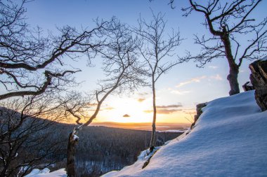 Kar ve buzla kaplı kış manzarası. Kışın sersemletici beyaz dağ ve orman manzarası. Taunus Dağları 'nda gün ışığı, Hesse, Almanya