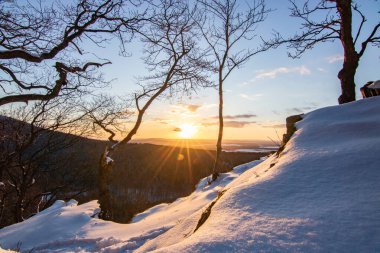 Kar ve buzla kaplı kış manzarası. Kışın sersemletici beyaz dağ ve orman manzarası. Taunus Dağları 'nda gün ışığı, Hesse, Almanya