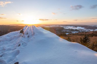 Kar ve buzla kaplı kış manzarası. Kışın sersemletici beyaz dağ ve orman manzarası. Taunus Dağları 'nda gün ışığı, Hesse, Almanya
