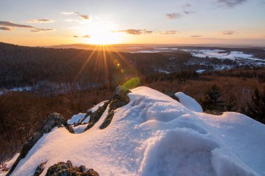 Kar ve buzla kaplı kış manzarası. Kışın sersemletici beyaz dağ ve orman manzarası. Taunus Dağları 'nda gün ışığı, Hesse, Almanya