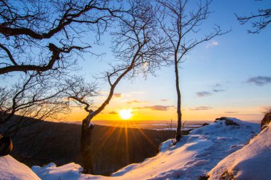 Kar ve buzla kaplı kış manzarası. Kışın sersemletici beyaz dağ ve orman manzarası. Taunus Dağları 'nda gün ışığı, Hesse, Almanya
