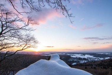 Kar ve buzla kaplı kış manzarası. Kışın sersemletici beyaz dağ ve orman manzarası. Taunus Dağları 'nda gün ışığı, Hesse, Almanya
