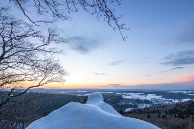 Kar ve buzla kaplı kış manzarası. Kışın sersemletici beyaz dağ ve orman manzarası. Taunus Dağları 'nda gün ışığı, Hesse, Almanya