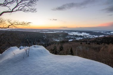 Kar ve buzla kaplı kış manzarası. Kışın sersemletici beyaz dağ ve orman manzarası. Taunus Dağları 'nda gün ışığı, Hesse, Almanya