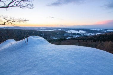 Kar ve buzla kaplı kış manzarası. Kışın sersemletici beyaz dağ ve orman manzarası. Taunus Dağları 'nda gün ışığı, Hesse, Almanya