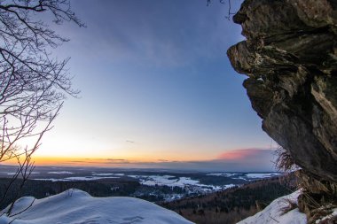 Kar ve buzla kaplı kış manzarası. Kışın sersemletici beyaz dağ ve orman manzarası. Taunus Dağları 'nda gün ışığı, Hesse, Almanya