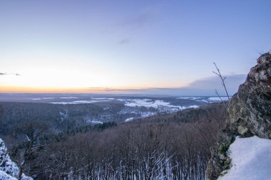 Kar ve buzla kaplı kış manzarası. Kışın sersemletici beyaz dağ ve orman manzarası. Taunus Dağları 'nda gün ışığı, Hesse, Almanya