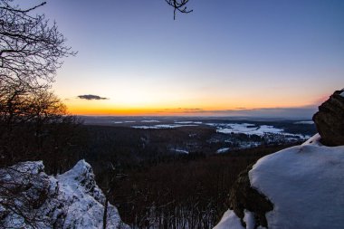 Kar ve buzla kaplı kış manzarası. Kışın sersemletici beyaz dağ ve orman manzarası. Taunus Dağları 'nda gün ışığı, Hesse, Almanya