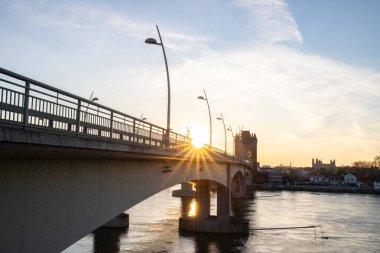 Eski tarihi bir şehir kapısından bir yol ya da otoyol geçiyor. Solucanlar, Almanya yakınlarındaki Ren nehrinde akşam üstü gün batımı