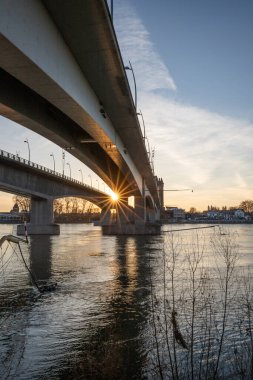 Eski tarihi bir şehir kapısından bir yol ya da otoyol geçiyor. Solucanlar, Almanya yakınlarındaki Ren nehrinde akşam üstü gün batımı