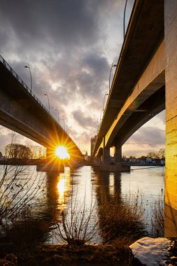 Eski tarihi bir şehir kapısından bir yol ya da otoyol geçiyor. Solucanlar, Almanya yakınlarındaki Ren nehrinde akşam üstü gün batımı