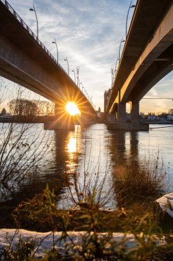 Eski tarihi bir şehir kapısından bir yol ya da otoyol geçiyor. Solucanlar, Almanya yakınlarındaki Ren nehrinde akşam üstü gün batımı