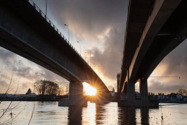 Eski tarihi bir şehir kapısından bir yol ya da otoyol geçiyor. Solucanlar, Almanya yakınlarındaki Ren nehrinde akşam üstü gün batımı