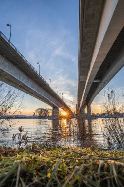 Eski tarihi bir şehir kapısından bir yol ya da otoyol geçiyor. Solucanlar, Almanya yakınlarındaki Ren nehrinde akşam üstü gün batımı