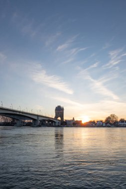 Eski tarihi bir şehir kapısından bir yol ya da otoyol geçiyor. Solucanlar, Almanya yakınlarındaki Ren nehrinde akşam üstü gün batımı