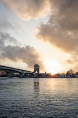 Eski tarihi bir şehir kapısından bir yol ya da otoyol geçiyor. Solucanlar, Almanya yakınlarındaki Ren nehrinde akşam üstü gün batımı