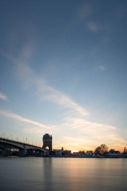 Eski tarihi bir şehir kapısından bir yol ya da otoyol geçiyor. Solucanlar, Almanya yakınlarındaki Ren nehrinde akşam üstü gün batımı
