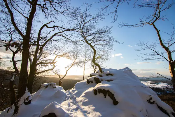 Kar ve buzla kaplı kış manzarası. Kışın sersemletici beyaz dağ ve orman manzarası. Taunus Dağları 'nda gün ışığı, Hesse, Almanya