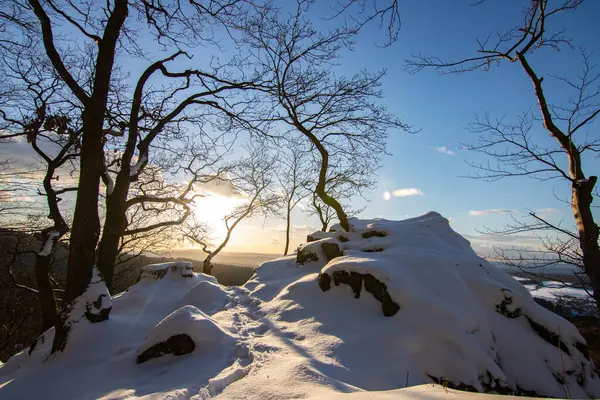 Kar ve buzla kaplı kış manzarası. Kışın sersemletici beyaz dağ ve orman manzarası. Taunus Dağları 'nda gün ışığı, Hesse, Almanya