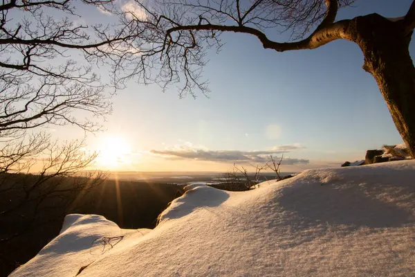 Kar ve buzla kaplı kış manzarası. Kışın sersemletici beyaz dağ ve orman manzarası. Taunus Dağları 'nda gün ışığı, Hesse, Almanya