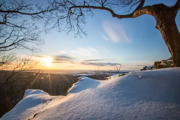 Kar ve buzla kaplı kış manzarası. Kışın sersemletici beyaz dağ ve orman manzarası. Taunus Dağları 'nda gün ışığı, Hesse, Almanya