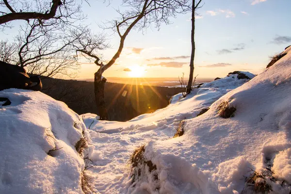 Kar ve buzla kaplı kış manzarası. Kışın sersemletici beyaz dağ ve orman manzarası. Taunus Dağları 'nda gün ışığı, Hesse, Almanya