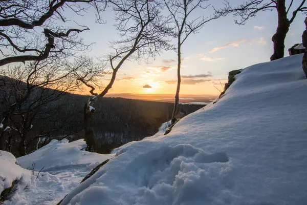 Kar ve buzla kaplı kış manzarası. Kışın sersemletici beyaz dağ ve orman manzarası. Taunus Dağları 'nda gün ışığı, Hesse, Almanya