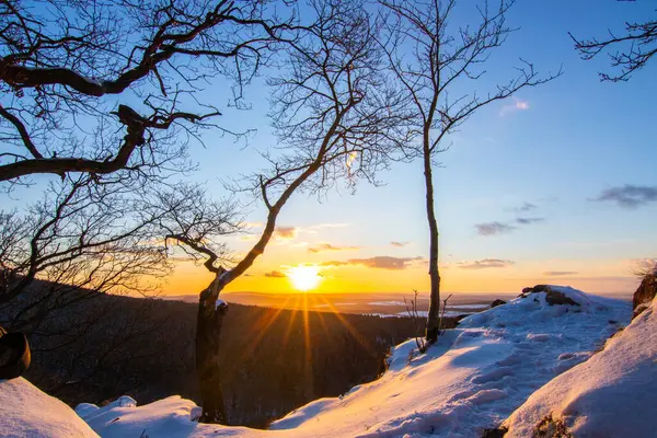 Kar ve buzla kaplı kış manzarası. Kışın sersemletici beyaz dağ ve orman manzarası. Taunus Dağları 'nda gün ışığı, Hesse, Almanya