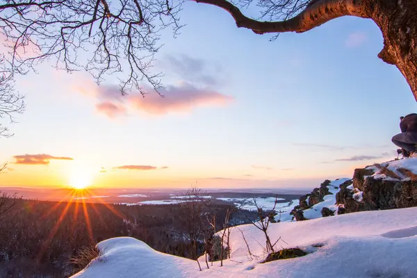Kar ve buzla kaplı kış manzarası. Kışın sersemletici beyaz dağ ve orman manzarası. Taunus Dağları 'nda gün ışığı, Hesse, Almanya