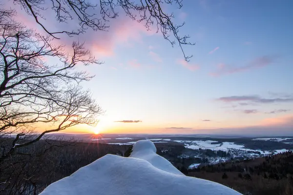 Kar ve buzla kaplı kış manzarası. Kışın sersemletici beyaz dağ ve orman manzarası. Taunus Dağları 'nda gün ışığı, Hesse, Almanya