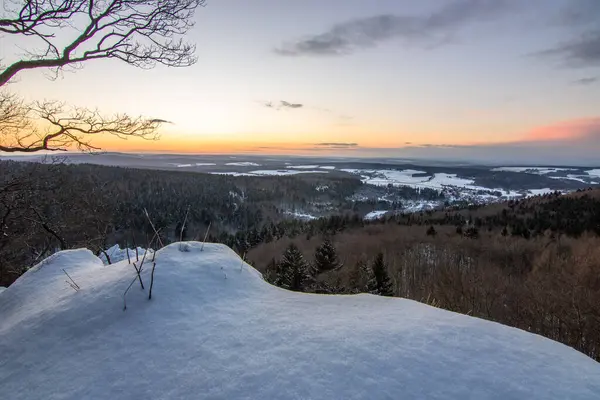 Kar ve buzla kaplı kış manzarası. Kışın sersemletici beyaz dağ ve orman manzarası. Taunus Dağları 'nda gün ışığı, Hesse, Almanya