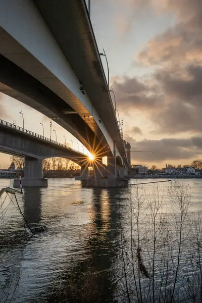 Eski tarihi bir şehir kapısından bir yol ya da otoyol geçiyor. Solucanlar, Almanya yakınlarındaki Ren nehrinde akşam üstü gün batımı