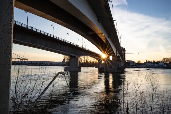 Eski tarihi bir şehir kapısından bir yol ya da otoyol geçiyor. Solucanlar, Almanya yakınlarındaki Ren nehrinde akşam üstü gün batımı