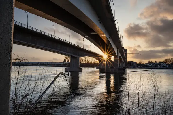 Eski tarihi bir şehir kapısından bir yol ya da otoyol geçiyor. Solucanlar, Almanya yakınlarındaki Ren nehrinde akşam üstü gün batımı