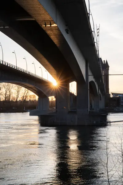Eski tarihi bir şehir kapısından bir yol ya da otoyol geçiyor. Solucanlar, Almanya yakınlarındaki Ren nehrinde akşam üstü gün batımı
