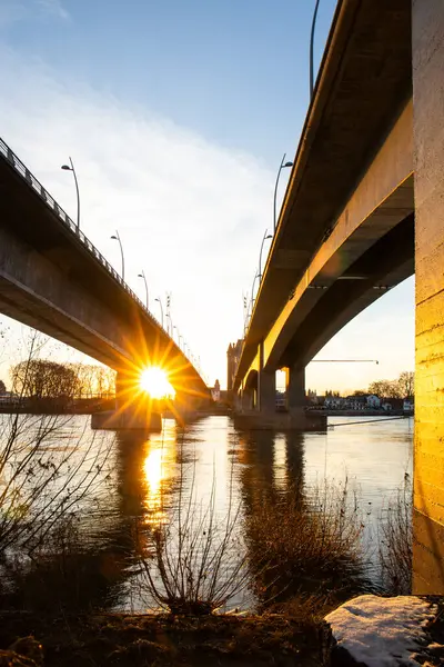 Eski tarihi bir şehir kapısından bir yol ya da otoyol geçiyor. Solucanlar, Almanya yakınlarındaki Ren nehrinde akşam üstü gün batımı