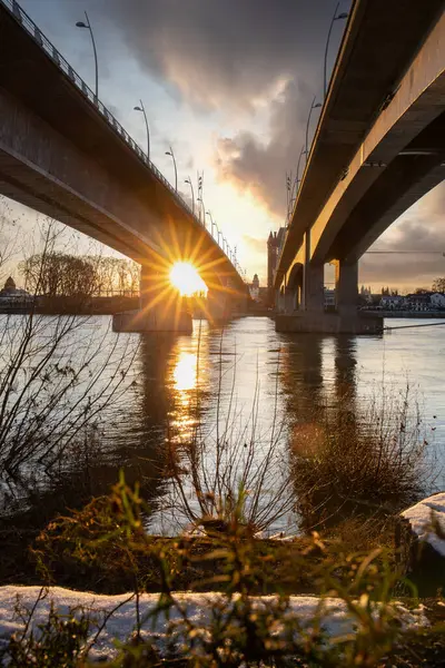 Eski tarihi bir şehir kapısından bir yol ya da otoyol geçiyor. Solucanlar, Almanya yakınlarındaki Ren nehrinde akşam üstü gün batımı