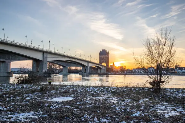 Eski tarihi bir şehir kapısından bir yol ya da otoyol geçiyor. Solucanlar, Almanya yakınlarındaki Ren nehrinde akşam üstü gün batımı