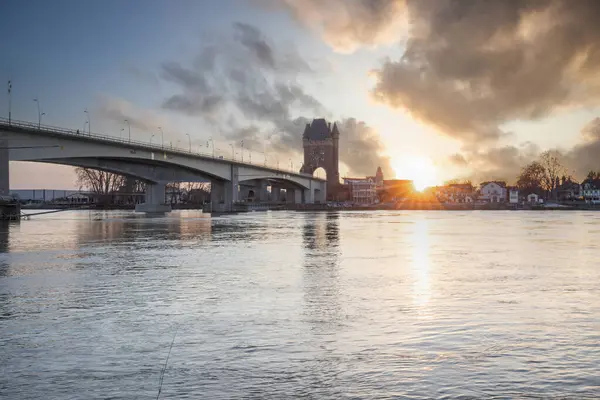 Eski tarihi bir şehir kapısından bir yol ya da otoyol geçiyor. Solucanlar, Almanya yakınlarındaki Ren nehrinde akşam üstü gün batımı
