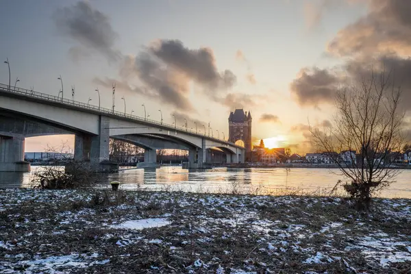 Eski tarihi bir şehir kapısından bir yol ya da otoyol geçiyor. Solucanlar, Almanya yakınlarındaki Ren nehrinde akşam üstü gün batımı