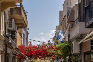 Akdeniz 'in eski bir kasabası. Dar sokaklardaki tarihi binalar. Yunanistan, Girit 'teki Rethymno kentsel görünümü