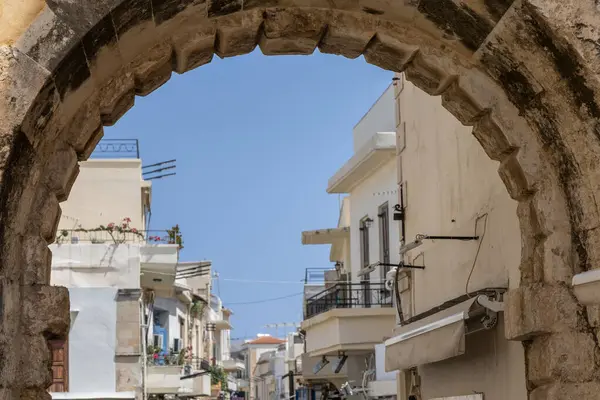 Akdeniz 'in eski bir kasabası. Dar sokaklardaki tarihi binalar. Yunanistan, Girit 'teki Rethymno kentsel görünümü