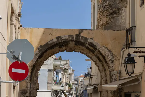 Akdeniz 'in eski bir kasabası. Dar sokaklardaki tarihi binalar. Yunanistan, Girit 'teki Rethymno kentsel görünümü