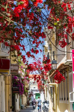 Akdeniz 'in eski bir kasabası. Dar sokaklardaki tarihi binalar. Yunanistan, Girit 'teki Rethymno kentsel görünümü