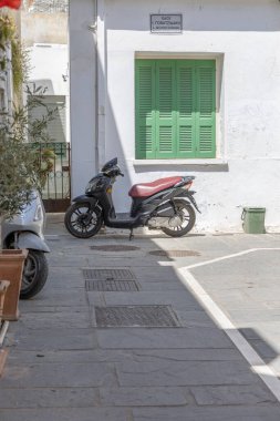 Akdeniz 'in eski bir kasabası. Dar sokaklardaki tarihi binalar. Yunanistan, Girit 'teki Rethymno kentsel görünümü