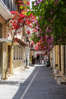 Akdeniz 'in eski bir kasabası. Dar sokaklardaki tarihi binalar. Yunanistan, Girit 'teki Rethymno kentsel görünümü