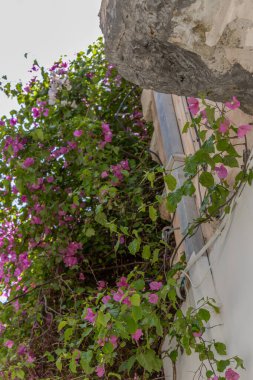 Akdeniz 'in eski bir kasabası. Dar sokaklardaki tarihi binalar. Yunanistan, Girit 'teki Rethymno kentsel görünümü